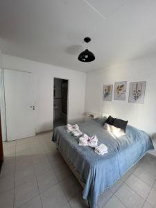 een slaapkamer met een bed met handdoeken erop bij Depto25nuevo in Mendoza