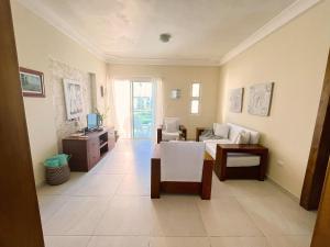 uma sala de estar com um sofá e uma mesa em Beauty Sol Tropical pool views apartment close to Bavaro Beach em Punta Cana