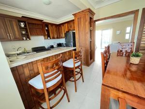 uma cozinha com um balcão de madeira e uma mesa em Beauty Sol Tropical pool views apartment close to Bavaro Beach em Punta Cana