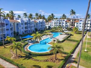 uma vista aérea de uma piscina num resort em Beauty Sol Tropical pool views apartment close to Bavaro Beach em Punta Cana