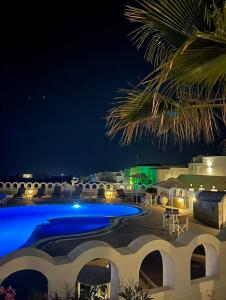 um resort com piscina à noite em Agapi Villas em Karterados