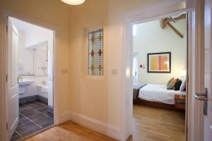1 dormitorio con 1 cama y baño en The Clive Arms en Ludlow