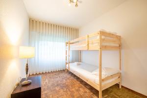 ein Schlafzimmer mit einem Etagenbett und einer Lampe in der Unterkunft GuestReady - Tranquil retreat in Lisbon in Lissabon