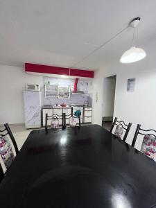 een kamer met een tafel en stoelen en een keuken bij Depto25nuevo in Mendoza