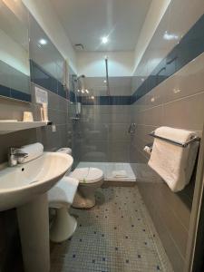 La salle de bains est pourvue de toilettes et d'un lavabo. dans l'établissement Hotel De France, à Perpignan