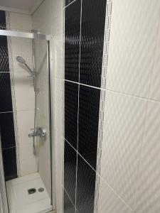 W łazience znajduje się przeszklony prysznic i toaleta. w obiekcie Simge suitotel w Stambule