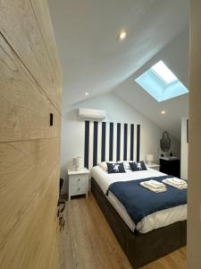 ein Schlafzimmer mit einem Bett und einem Dachfenster in der Unterkunft La Grange de Witry in Witry-lès-Reims