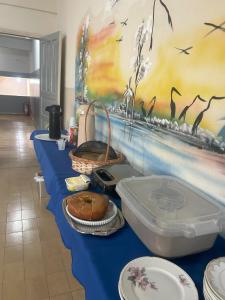 una mesa con un mantel azul con comida. en Hotel Centro en Corumbá
