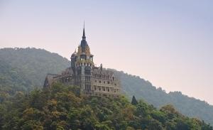 タムダオにあるGenuss Tam Dao - Hideaway Retreatsの山頂大きな建物