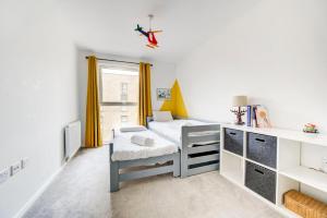 Un pat sau paturi într-o cameră la GuestReady - Cosmopolitan Living in Hounslow