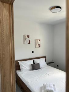 ein Schlafzimmer mit einem Bett mit weißer Bettwäsche in der Unterkunft faskomilo house 1 in Faskomiliá