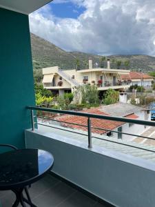 ein Balkon mit Blick auf ein Haus in der Unterkunft faskomilo house 1 in Faskomiliá