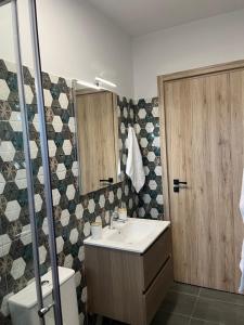 ein Badezimmer mit Waschbecken, Toilette und Spiegel in der Unterkunft faskomilo house 1 in Faskomiliá + 16 Fotos