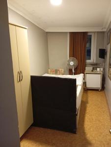 sypialnia z łóżkiem i pokój z oknem w obiekcie Simge suitotel w Stambule