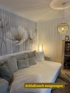 ein Schlafzimmer mit einem großen weißen Bett in einem Zimmer in der Unterkunft La Pura Vida in Bühlertann