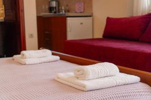 - 2 serviettes sur 2 lits dans une chambre d'hôtel dans l'établissement Apartments Vasileiou Suite 2, à Prévéza