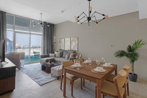 a living room with a dining table and a couch at GuestReady - Magnífica casa em Aliyah Azizi in Dubai