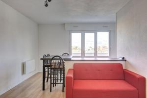 - un salon avec un canapé rouge et une table dans l'établissement GuestReady - Lovely retreat with a balcony, à Mérignac