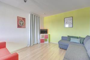 a living room with a couch and a tv at GuestReady - Lovely retreat with a balcony in Mérignac