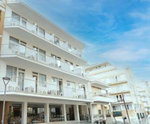 un gran edificio blanco con balcones. en Hotel Teide en El Arenal