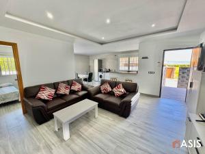 una sala de estar con un sofá y una mesa en Apartamaento Asis A, en Albuñán