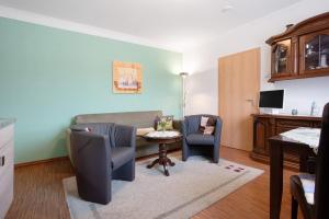 a living room with two chairs and a table at Günther - Ferienwohnungen Zinnowitz in Zinnowitz