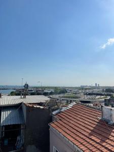 une vue sur une ville depuis les toits des bâtiments dans l'établissement Simge suitotel, à Istanbul