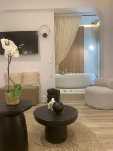 Χώρος καθιστικού στο Khroma Luxury Suite 4 beach front apartment