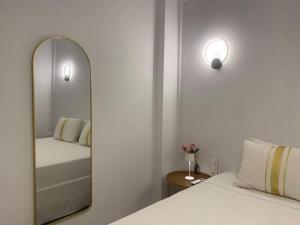 Ένα ή περισσότερα κρεβάτια σε δωμάτιο στο Khroma Luxury Suite 4 beach front apartment +31 φωτογραφίες