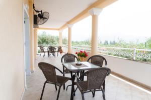 d'une terrasse avec des chaises et une table ainsi que d'un balcon. dans l'établissement Apartments Vasileiou Suite 3, à Prévéza