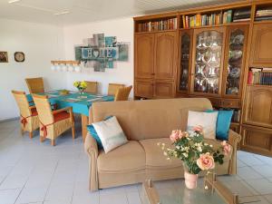 a living room with a couch and a table at Ferienwohnung Erika in Bad Zwischenahn