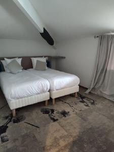 Postel nebo postele na pokoji v ubytování Logis Hôtel Les Pages