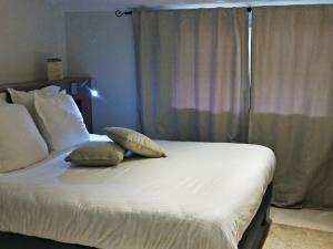 Postel nebo postele na pokoji v ubytování Logis Hôtel Les Pages