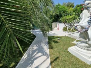 Garden sa labas ng Palms Luxury Suites Sanremo