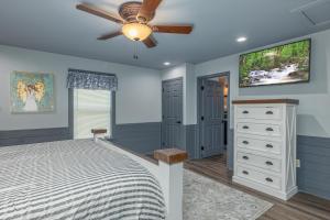 ein Schlafzimmer mit einem Bett und einem Deckenventilator in der Unterkunft Sweet Surrender by Eden Crest in Pigeon Forge