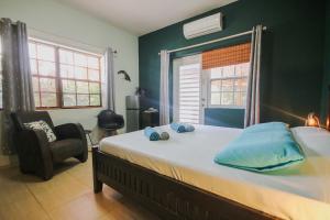 Letto o letti in una camera di Woodstock Palmresort Curaçao