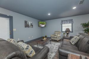 ein Wohnzimmer mit zwei Sofas und einem Tisch in der Unterkunft Sweet Surrender by Eden Crest in Pigeon Forge + 28 Fotos