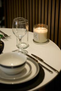 un tavolo con una candela, piatti e un bicchiere di Luxury - Close To Centre - Free Parking - 4 Beds a Manchester