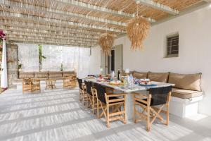 Villa Paralía - Best seaside في Agia Irini Paros: غرفة طعام مع طاولة وكراسي
