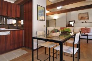 a dining room and kitchen with a table and chairs at Ca' della Tana charming apartment in Biennale area in Venice +14 photos