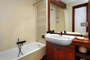 a bathroom with a white sink and a bath tub at Ca' della Tana charming apartment in Biennale area in Venice