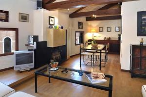 a living room with a coffee table and a tv at Ca' della Tana charming apartment in Biennale area in Venice