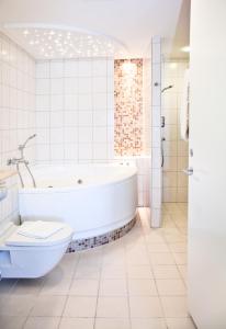 Koupelna v ubytování Montra Hotel Sabro Kro