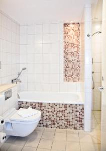 Koupelna v ubytování Montra Hotel Sabro Kro