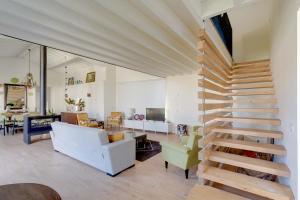 Casa do Carvalhal - Quinta do Soldado في Alquerubim: درج يؤدي إلى غرفة المعيشة وغرفة الطعام