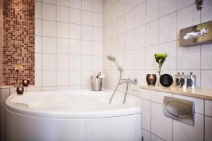 Koupelna v ubytování Montra Hotel Sabro Kro
