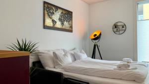 a bed with a teddy bear sitting on top of it at Casa Milla, Apartment Wuhr - Zentrales Loft am Fluss inklusive Parkplatz in Langenthal