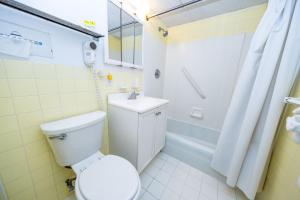 La salle de bains est pourvue de toilettes, d'un lavabo et d'une douche. dans l'établissement Nassau Inn, à Wildwood Crest