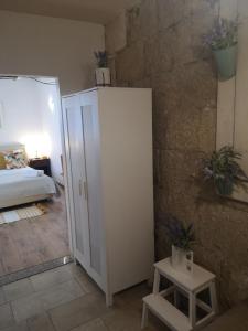 Pokój z białą lodówką i łóżkiem w obiekcie Apartment Astoria w mieście Krilo