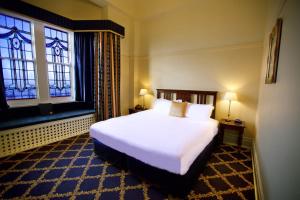 Säng eller sängar i ett rum på Carrington Hotel